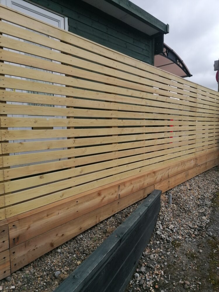 Contemporary style fence in kit form and ideal for longer fence runs.
